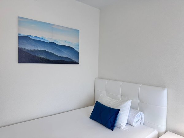 photo_5470004227620338221_y